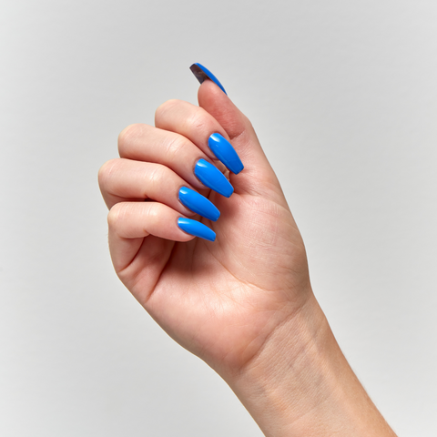 en Vogue Lac it! Poolside creamy, mid-toned cobalt blue UV/LED gel nail polish for professional nails and extensions. Shown on nails