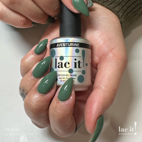en Vogue Lac It! Adventurine cool-toned, deep sage crème UV/LED gel nail polish for professional nails and extensions almond shaped manicure holding bottle