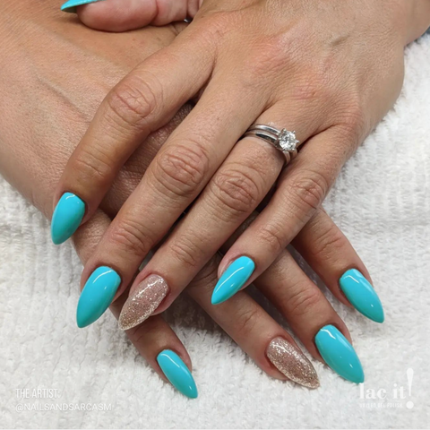 en Vogue Lac It! Dive in Diamond dust clear base packed full of holographic microglitters UV/LED gel nail polish for professional nails and extensions on stiletto manicure