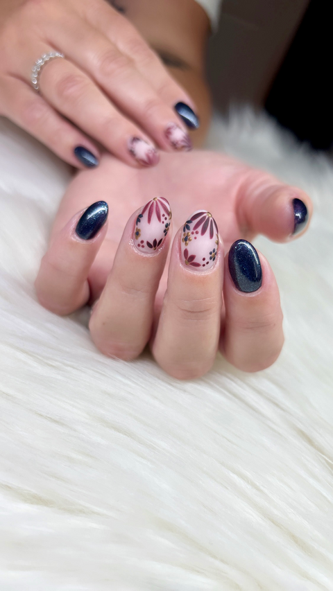 en Vogue Lac it! lock-key antique gold pearl, forbidden-love, deep grey-blue shimmer, Enchantress sultry plum-red pearl, Black Rose black cherry burgundy crème UV/LED gel polish for professional nails and extensions shown on oval nails manicure with nail