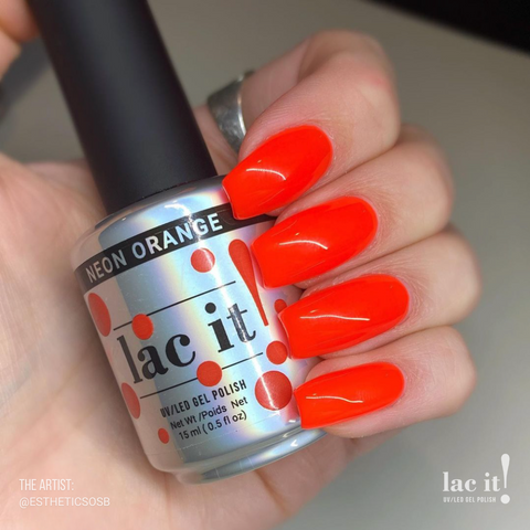 en Vogue Lac It! Neon Orange vibrant neon orange crème UV/LED gel nail polish for professional nails and extensions on square manicure holding polish bottle