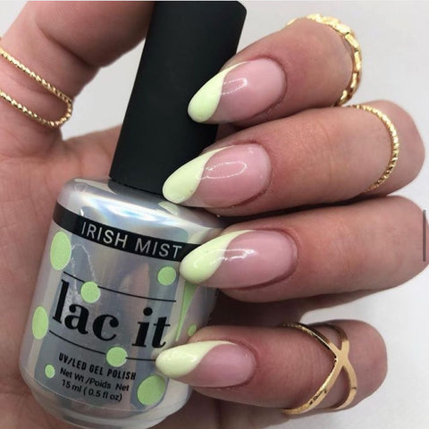en Vogue Lac It! Irish Mist pastel lime green crème UV/LED gel nail polish for professional nails and extensions on almond shaped mancure holding polish bottle