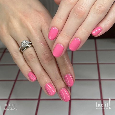 en Vogue Lac It! Pretty in Pink medium pink crème UV/LED gel nail polish for professional nails and extensions on rounded manicured nails