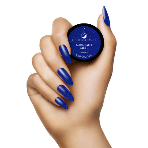 A bright royal meets cobalt blue. What makes this exciting color so outstanding is the tiny pieces of light blue glitter. A fancy and sparkly winter blue that brings a smile to your style!


Midnight Meet, UV/LED Color Gel, 17 ml

Coverage: Opaque
Effect: Shimmer
